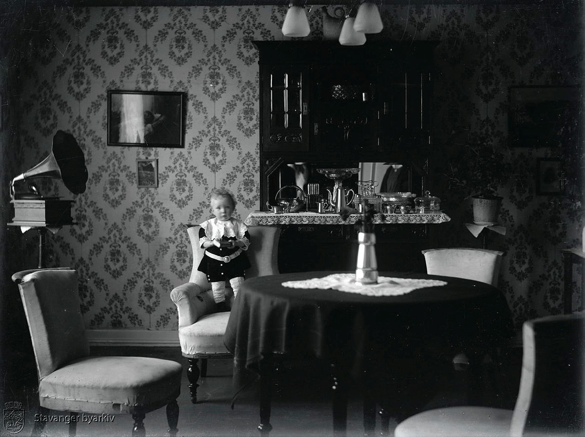 Interiør fra 1920-årene, med en ettåring i sofaen. Foto: Gabriel G.T. Espedal/Stavanger byarkiv
