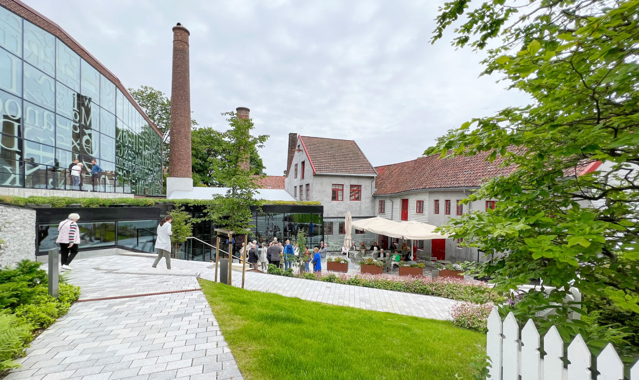 Juryen liker hvordan baksiden til hermetikkmuseet har gjenoppstått som byens nye «piazza». Foto: Eder Biesel Arkitekter.