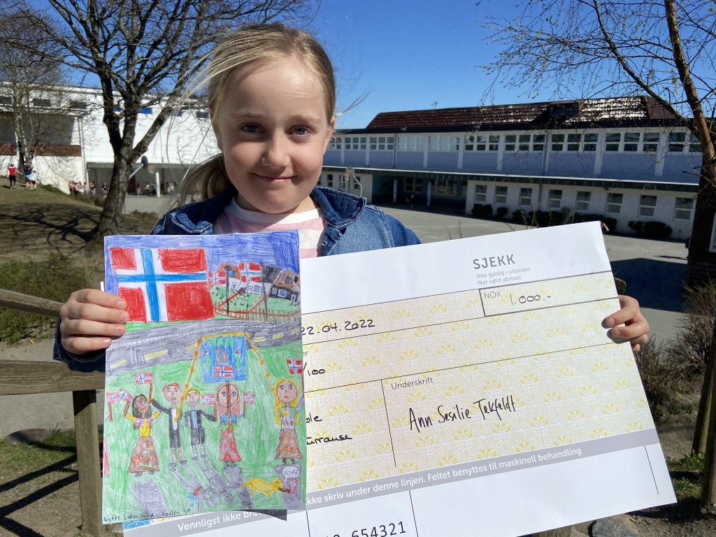Lykke Larsen Nybø vant tegnekonkurransen. Tegningen hennes skal pryde forsiden av 17. mai-programmet i år. 