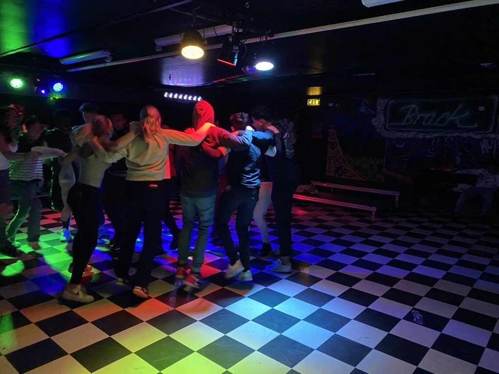 Ungdom som danser på fritidsklubb i Stavanger