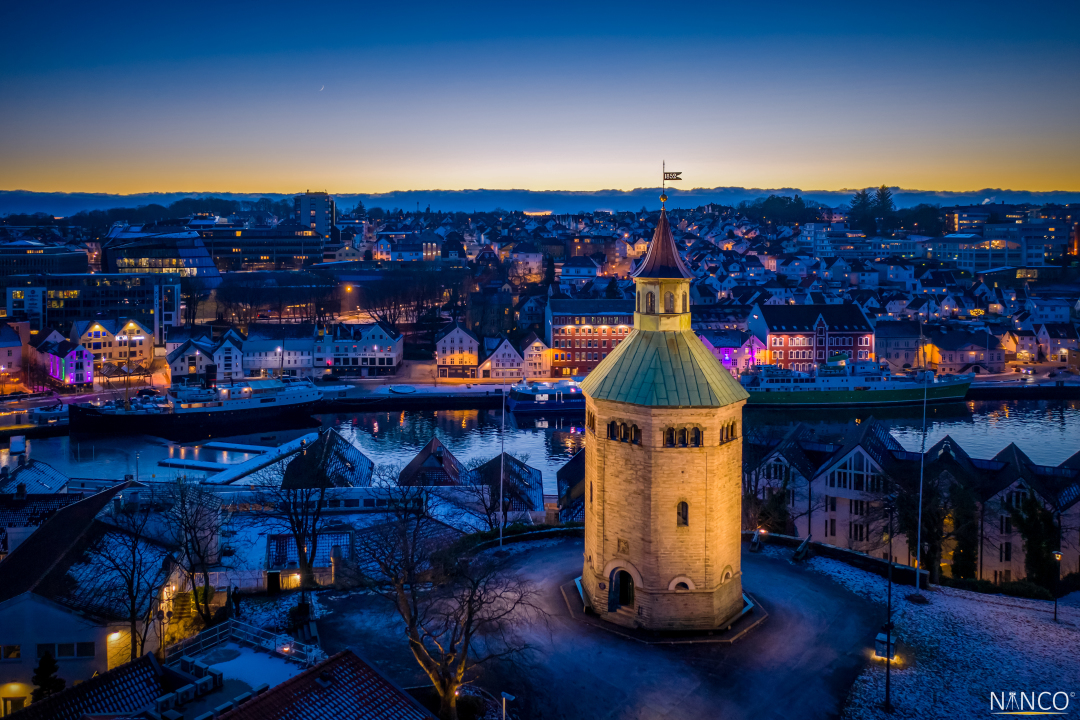 Foto av Valbergtårnet om kvelden