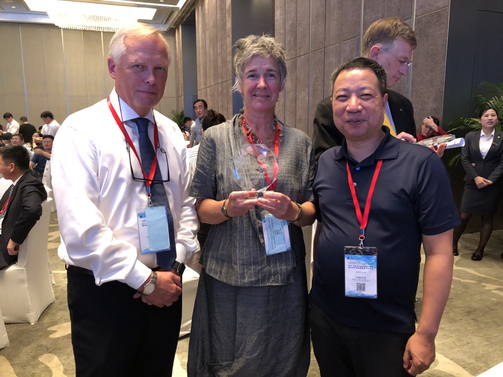 Per Fjell fra Lyse AS, Gerd Seehuus fra Stavanger kommune og Chunming Rong fra Uis mottar prisen i Kina. 