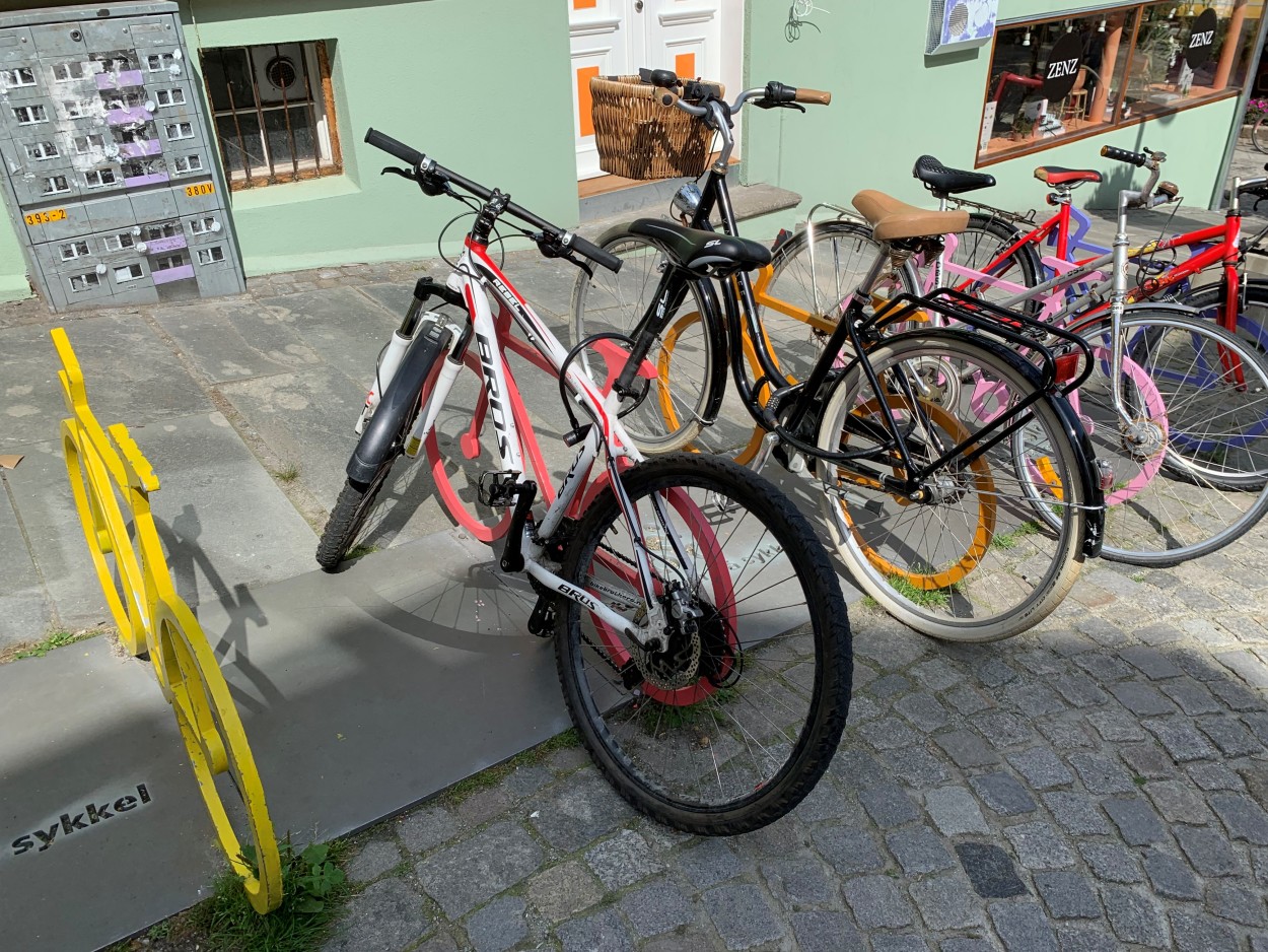 I fargerike sykkelstativer som ser selv ut som en sykkel parkerer fire sykler.
