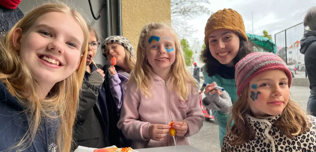 Det ble stor suksess når Nylund skolekorps inviterte til dobbel jubileumsfeiring. Smilende unge jenter.