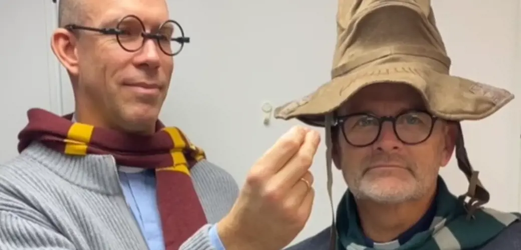 Tor Magne Nesvik og Stefan Emmerhoff gleder seg til Potter-gudstjeneste. Tor Magne Nesvik og Stefan Emmerhoff utkledd i Harry Potter tøy.