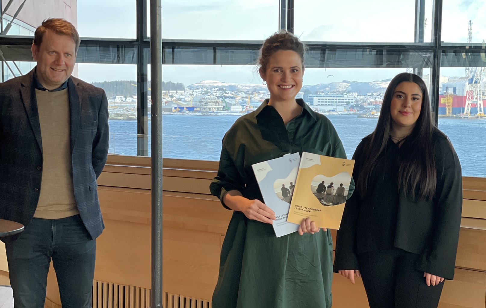 Leder for utenforskapskommisjonen, Inge Takle Mæstad, ordfører i Stavanger Kari Nessa Nordtun og Dilara Kara som har erfaring fra utenforskap og som er intervjuet i rapporten. Bilde av Inge Takle Mæstad, ordfører i Stavanger Kari Nessa Nordtun og Dilara Kara.
