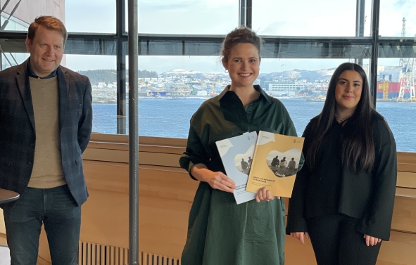 Leder for utenforskapskommisjonen, Inge Takle Mæstad, ordfører i Stavanger Kari Nessa Nordtun og Dilara Kara som har erfaring fra utenforskap og som er intervjuet i rapporten.