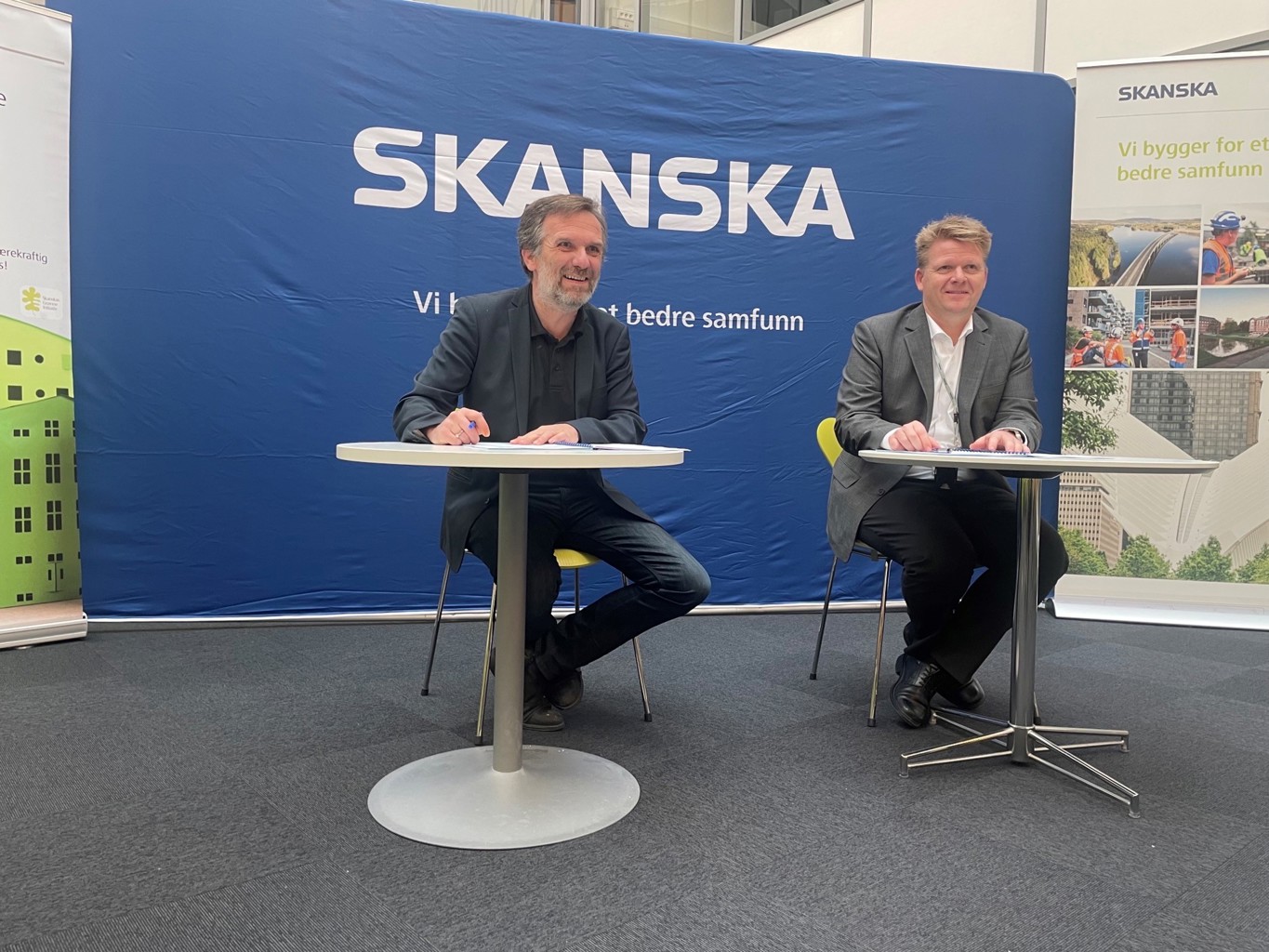 Jone Klingsheim regiondirektør for Skanska Bygg Sør.og direktør i Bymiljø og utbygging Leidulf Skjørestad kontrakten som gir Skanska ansvaret for å bygge Lervigskvartalet Jone Klingsheim og Leidulf Skjørestad signerer kontrakten