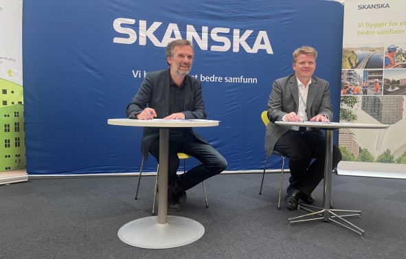 Jone Klingsheim og Leidulf Skjørestad signerer kontrakten