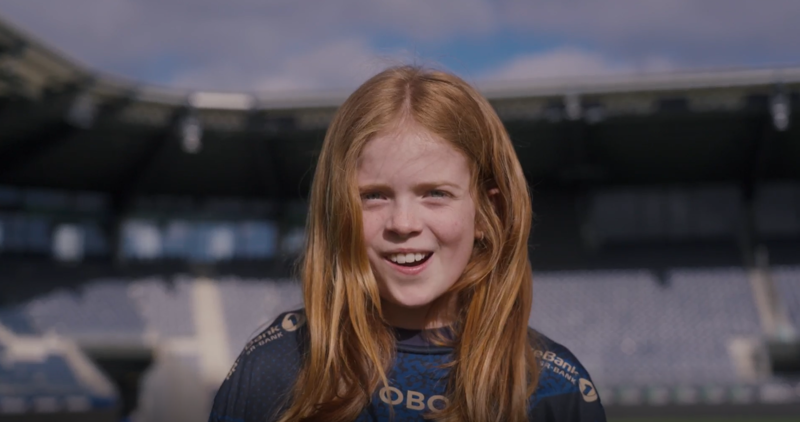 Ung jente i vikingdrakt ser inn i kamera. 