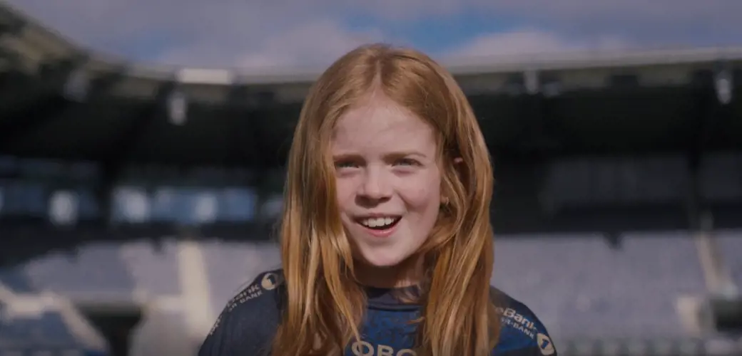 Ung jente i vikingdrakt ser inn i kamera.