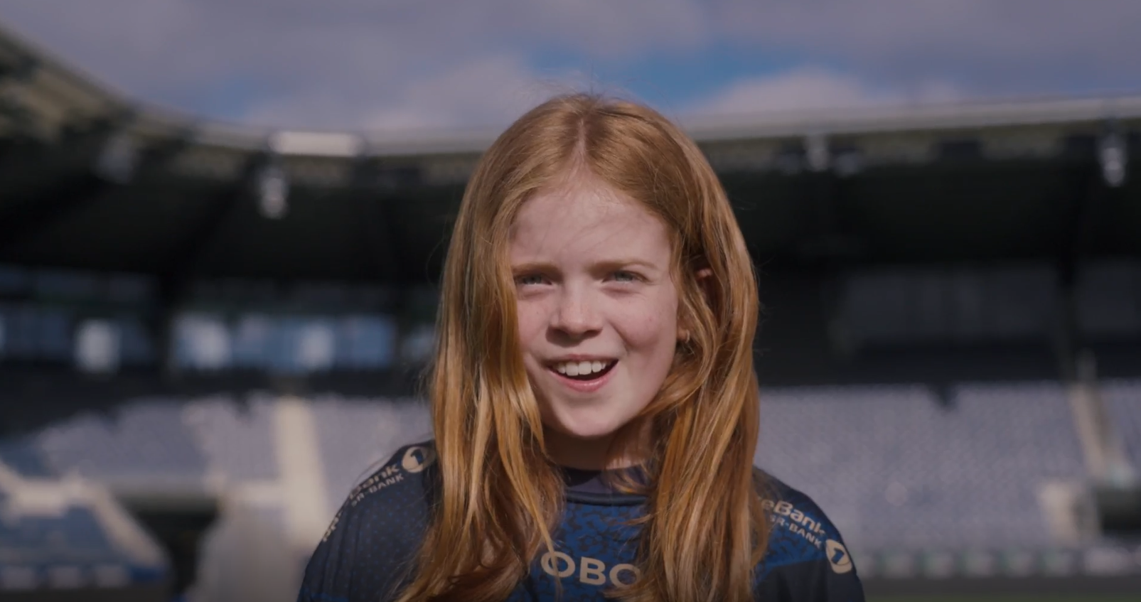 Ung jente i vikingdrakt ser inn i kamera.