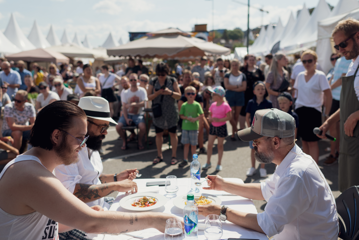 Mennesker spiser på gladmat i Stavanger