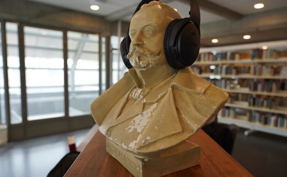 Alexander Kielland-statue med hodetelefoner