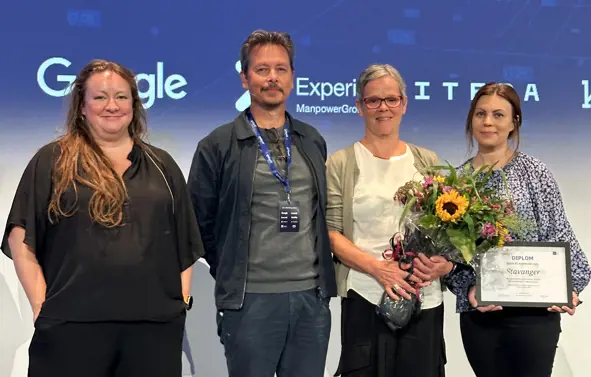 Rådgiver Sølvi Alice Nilsen og digitaliseringssjef Eva Jenseg (fra høyre) tar i mot prisen som årets KI-kommune sammen med Mali Hole Skogen og Ole Morten Damlien fra GoforIT Kommunens ansatte Eva Jenseg og Sølvi Alice Nilsen tar i mot prisen som årets KI kommune
