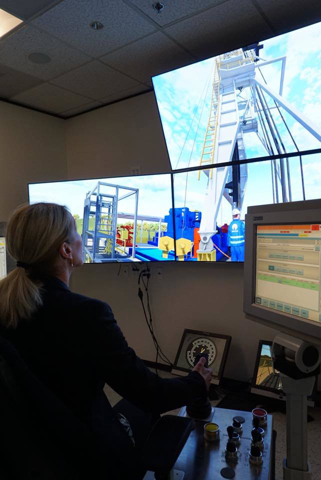 Ordfører Christine Sagen Helgø prøvde simulatorteknologi hos boreselskapet Nabors Industries. Ordfører Christine Sagen Helgø prøveren simulator