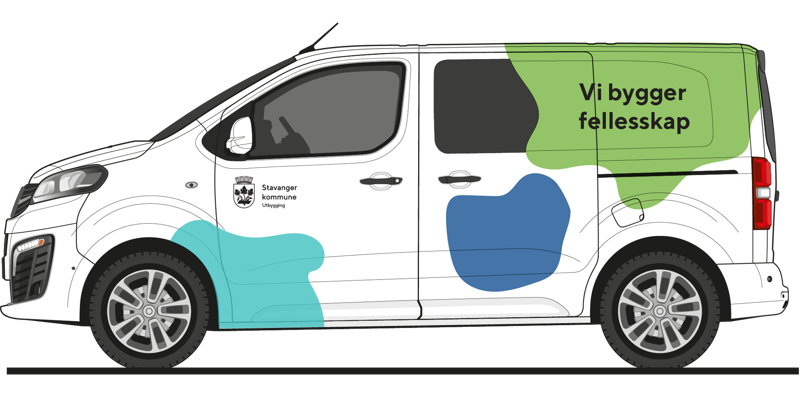 Bil med "Vi bygger fellesskap" inni en stor øyform øverst på bilens bakre del. 