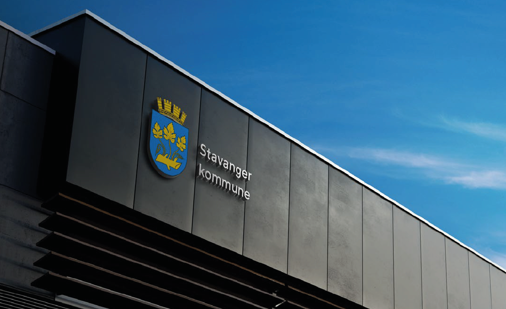 Når det brukes fargelogo på bygg, er det kun omrisset (silhuetten) av logosymbolet som stanses ut. I motsetning til ved bruk av ensfarget logo, der også «innmaten» i symbolet stanses ut. Når det brukes fargelogo på bygg, er det kun omrisset (silhuetten) av logosymbolet som stanses ut.