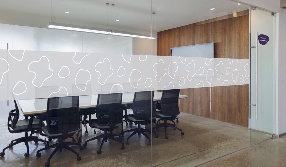 Frosting på møteromsvegg av glass: Bånd med øysilhuetter