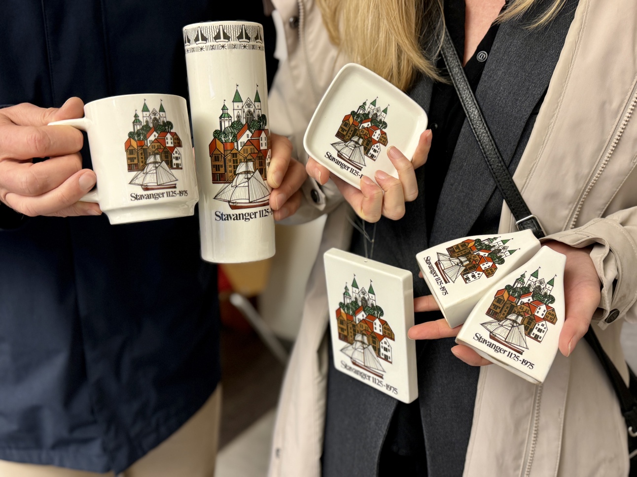 Jubileumsmotivet i 1975 prydet krus, salt- og pepperbøsse, jubileumsplatte og jubileumspokal produsert av Figgjo Fajanse.