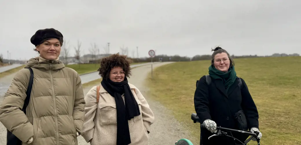 Kuratorduoen Ida Højgaard Thjømøe og Pauline Koffi Vandet  på befaring med Marie Midttun Skretting, som er prosjektleiar for Kunst i uterom 2025 i Stavanger kommune. Kuratorduoen Ida Højgaard Thjømøe og Pauline Koffi Vandet  på befaring med Marie Midttun Skretting, som er prosjektleiar for Kunst i uterom 2025 i Stavanger kommune.