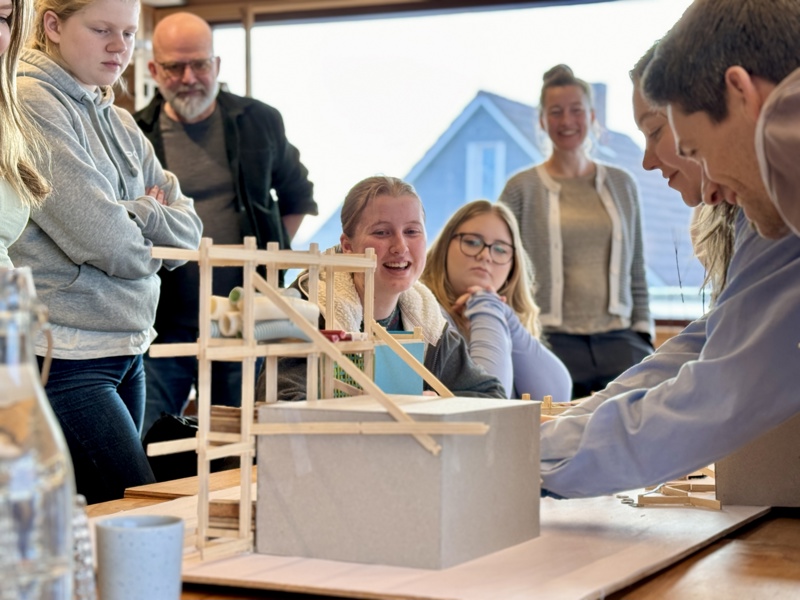 Arkitektur-linjen ved Stavanger Urban Folkehøgskole skal de neste to ukene fylle konstruksjonen med innhold.
