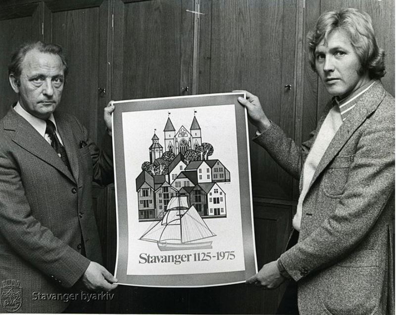 Ordfører Arne Rettedal og kunstner Odd Inge Worsøe med jubileumsplakaten i 1975. 