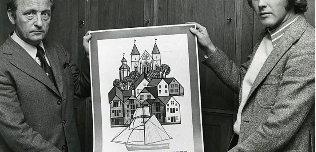 Ordfører Arne Rettedal og kunstner Odd Inge Worsøe med jubileumsplakaten i 1975.  Ordfører Arne Rettedal og kunstner Odd Inge Worsøe med jubileumsplakaten i 1975.