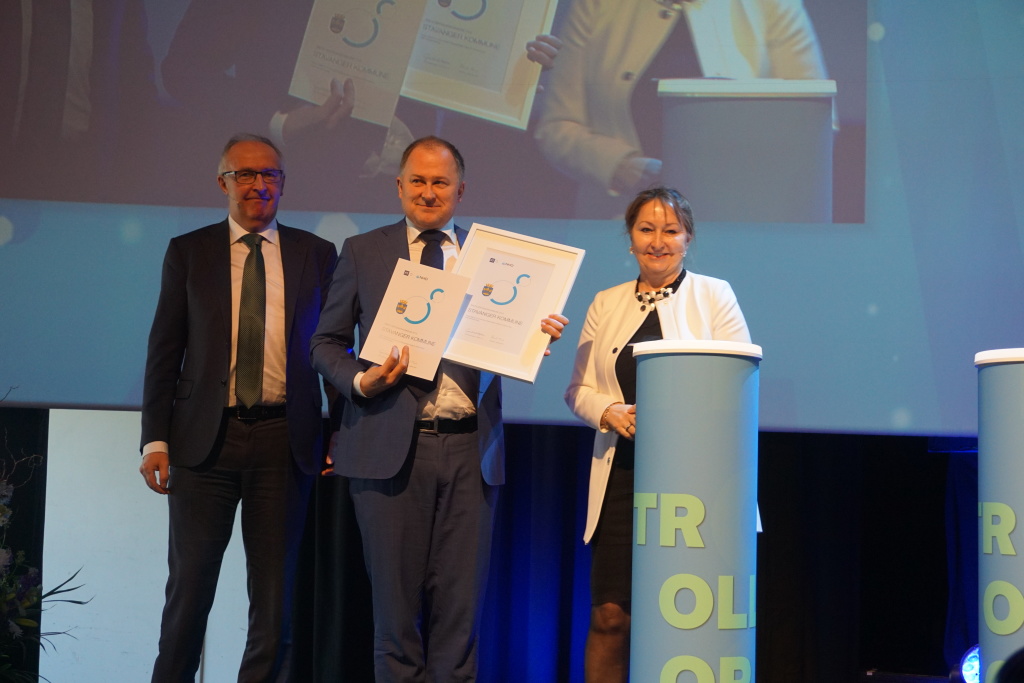 Bilde fra prisutdeling med NHO-president Arvid Moss, rådmann Per Kristian Vareide og KS-styreleder Gunn Marit Helgesen.