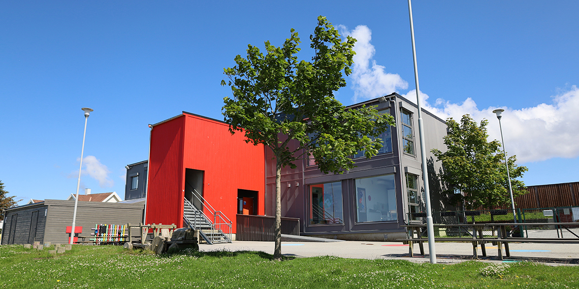 Barnehagebygget med uteområdet