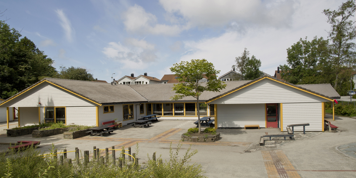 Barnehagebygget med utemiljø med lekeapparater