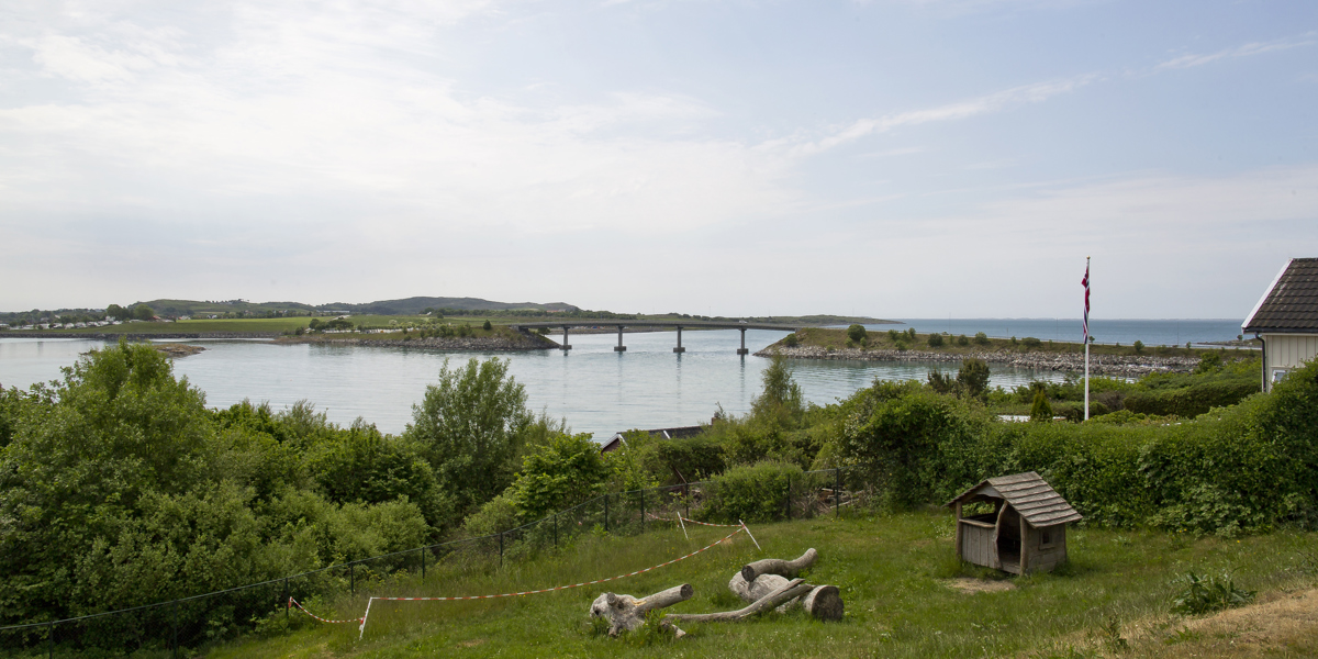 Utsikt over Mastra med broen over til Mosterøy