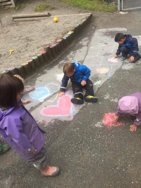 Steinhagen barnehage, barn som maler ute med kritt, jpg