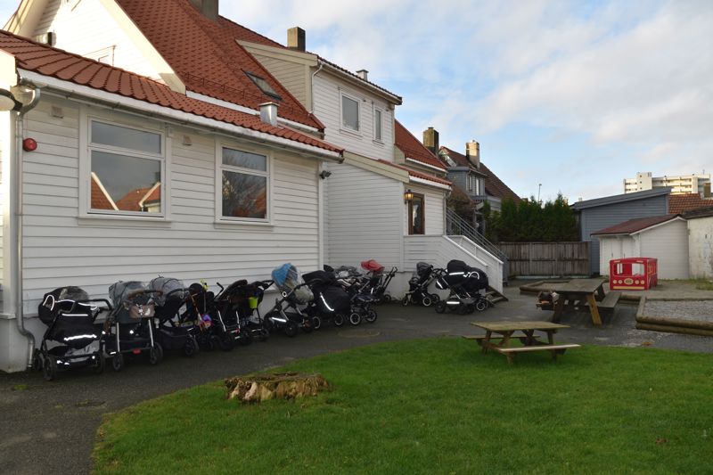 Barnevogner i rekke og rad utenfor Storhaug åpne barnehage
