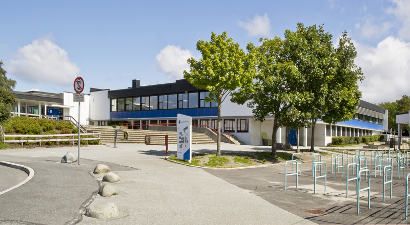 BIlde av skolegården til Auglend skole. 