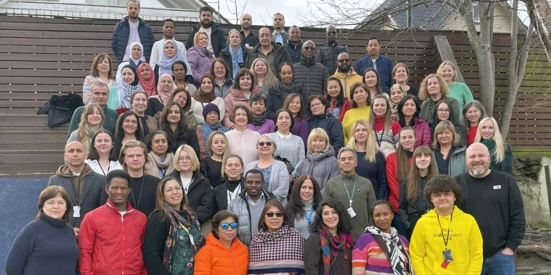 Bilde av lærere ved FLA-avdeling der mange morsmålslærere står i skolegården. 