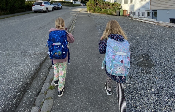 Skoleelever på vei til skole i Stavanger