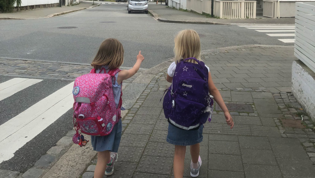 To jenter på vei til skolen (Foto Sigrun Sætrevik, august 2019)