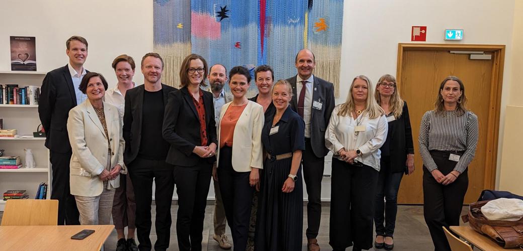 Fra venstre: Torstein Tvedt Solberg, stortingsrepresentant (Ap), Siri Aavitsland, direktør MUST, Glenn André Kaada, teatersjef, Anette Trettebergstuen, kultur- og inkluderingsminister (Ap), Thomas Bendiksen, prosjektleder Rogaland Teater, Kari Nessa Nordtun, ordfører (Ap), Ellen Math Henrichsen, teaterdirektør, Marianne Chesak, fylkesordfører (Ap), Bjarne Kvadsheim, UKIS-leder (Sp), Kate Irene Jellestad Syvertsen, seksjonssjef kulturarv Rogaland fylkeskommune, Britta Goldberg, prosjektleder MUST, Randi Hvam, prosjektleder Stavanger kommune. Sissel Knutsen Hegdal, ordførerkandidat Høyre (ikke på bildet) var også med til Oslo. Samlet delegasjon hos Kulturministeren.