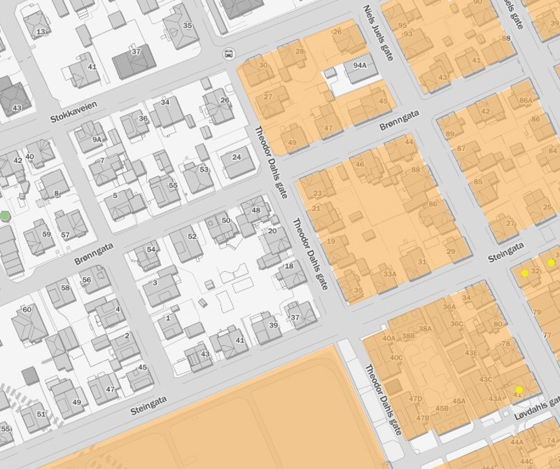 Kartutsnitt i gråtoner hvor noen kvartaler er dekket av en delvis transparent farget flate.