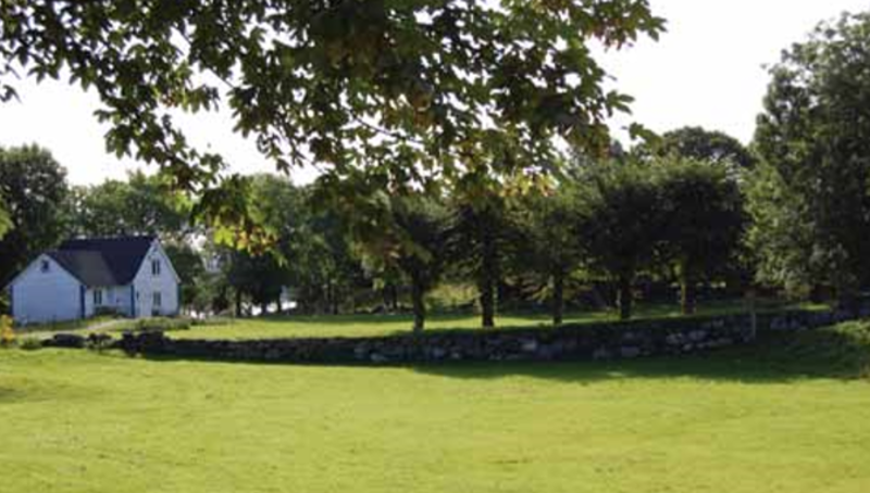 Oppmurt vei og linde-allé på Lindøy.