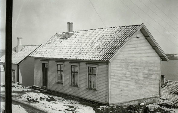 Kalhammeren bedehus var et lite, ganske anonymt hus i 1930-årene, med dør og tre krysspostvinduer mot gata. I bildet er det litt snø, og Byfjorden er i bakgrunnen.