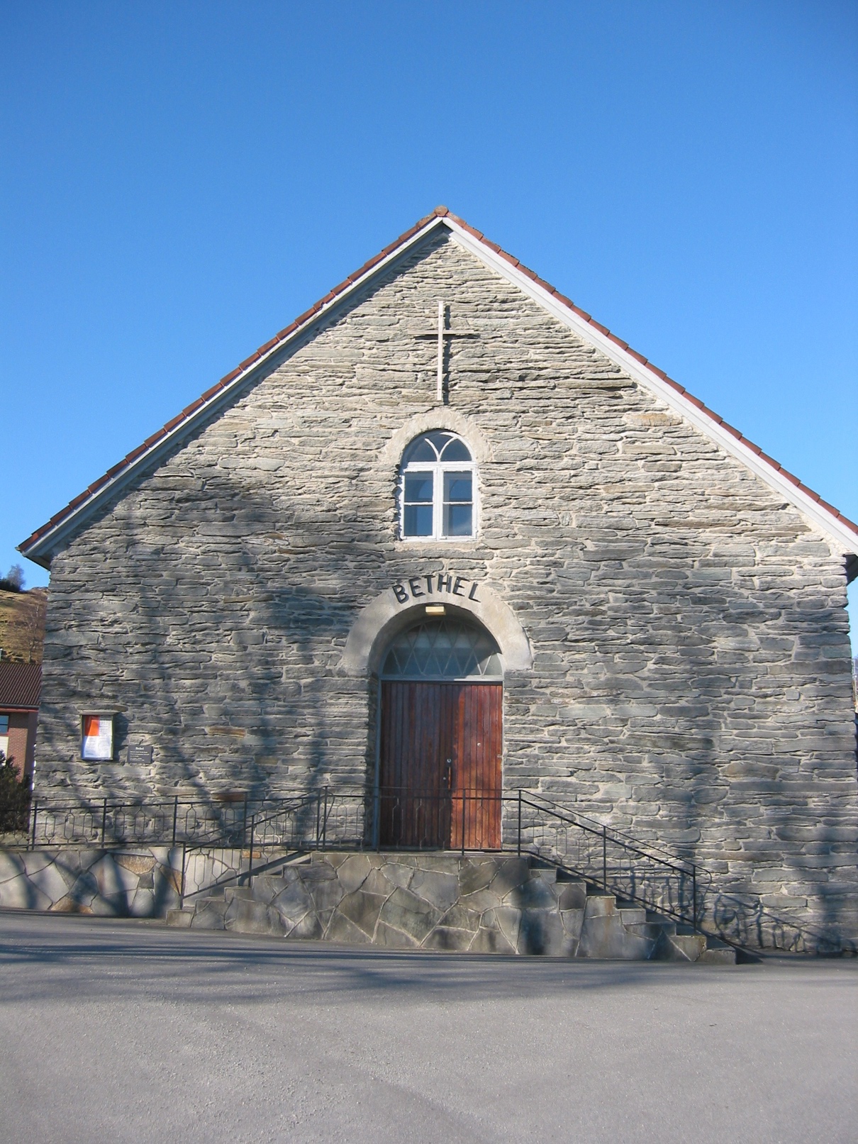 Bethel på Judaberg. Foto: Tor Øyvind Skeiseid Fronten på bedehuset Bethel på Judaberg
