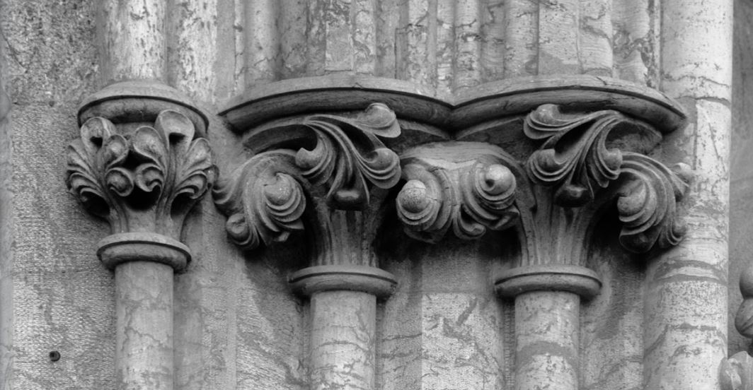 Eksteriørdetalj fra Stavanger Domkirke. Detalj av pillarer med kapiteler. Tatt i forbindelse med restaureringsarbeid 1920-1930. Foto: Hakon Johannessens fotoarkiv, Stavanger byarkiv Gotisk steinhuggerkunst på Stavanger domkirkes kor.