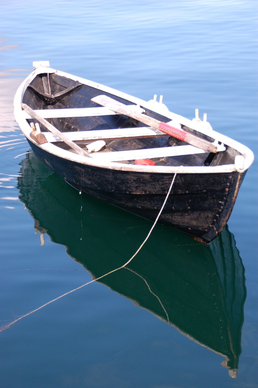 gammel robåt på speilblank sjø