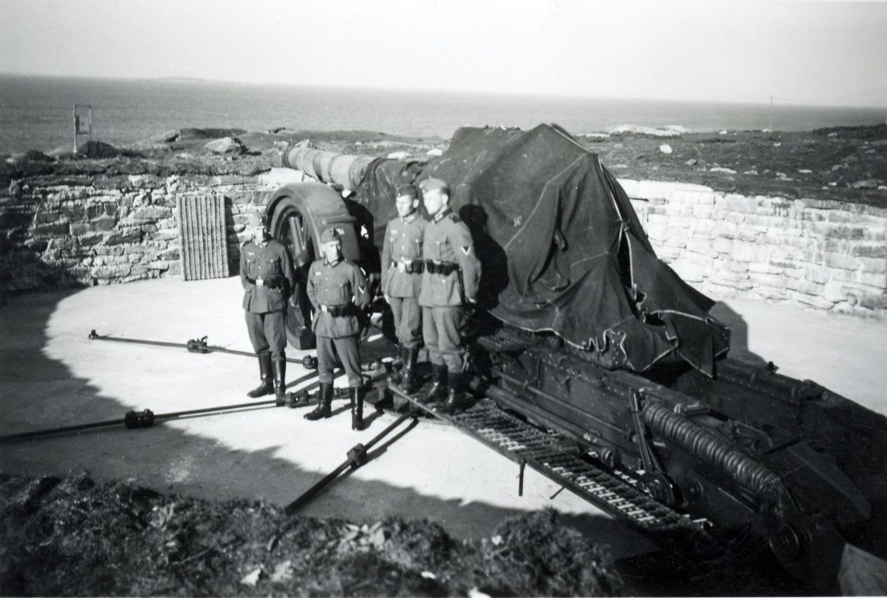 Soldater omkring kanon på Fjøløy