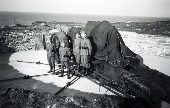 Soldater omkring kanon på Fjøløy