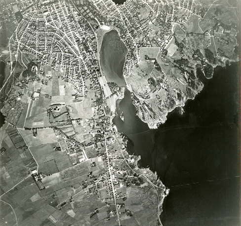 Svart-hvitt flyfoto fra 1937, over Hillevåg, Våland, Sørlige del av Stohaug og Hillevågsvatnet. Stort sett jordbruksmark sør for der Strømsbrua er i dag, men noe tettbebyggelse langs Hillevågsveien sørover. Kilde: Stavanger byarkiv