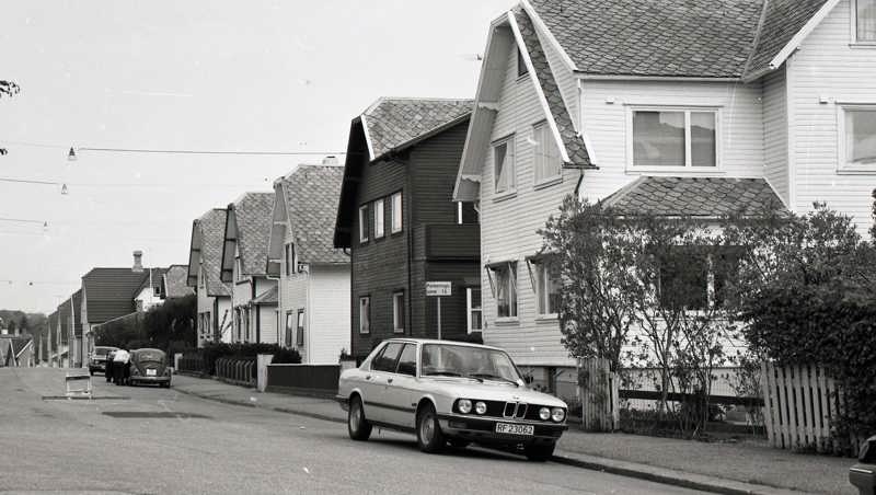 Husrekke med sveitserjugendhus med mange ulike vinduer...