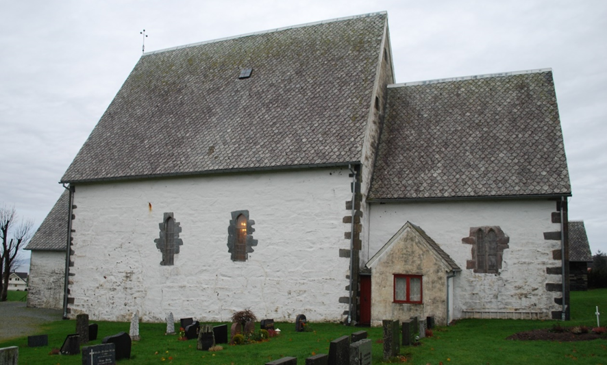 Hesby kirke med litt av kirkegården rundt.